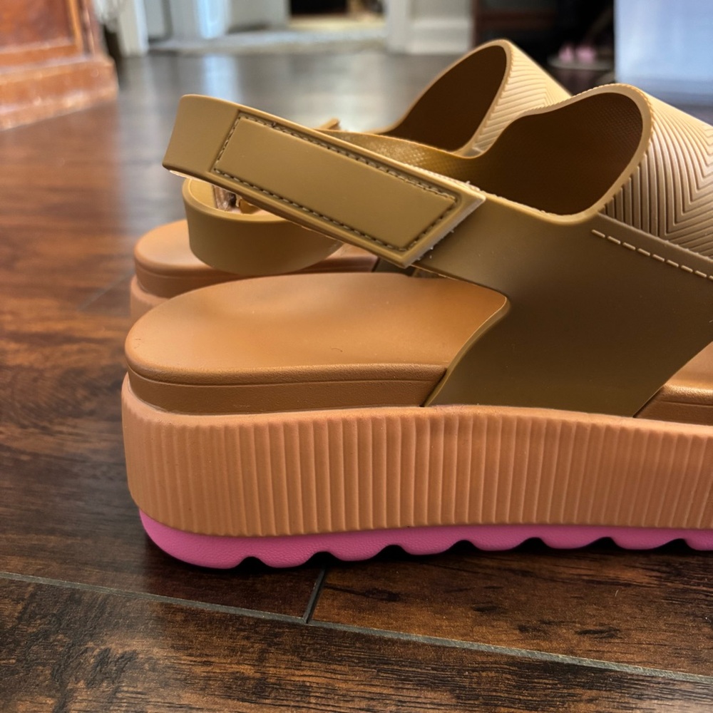 Stylish Women's Sandals with Pink Soles - Picture 3 of 6